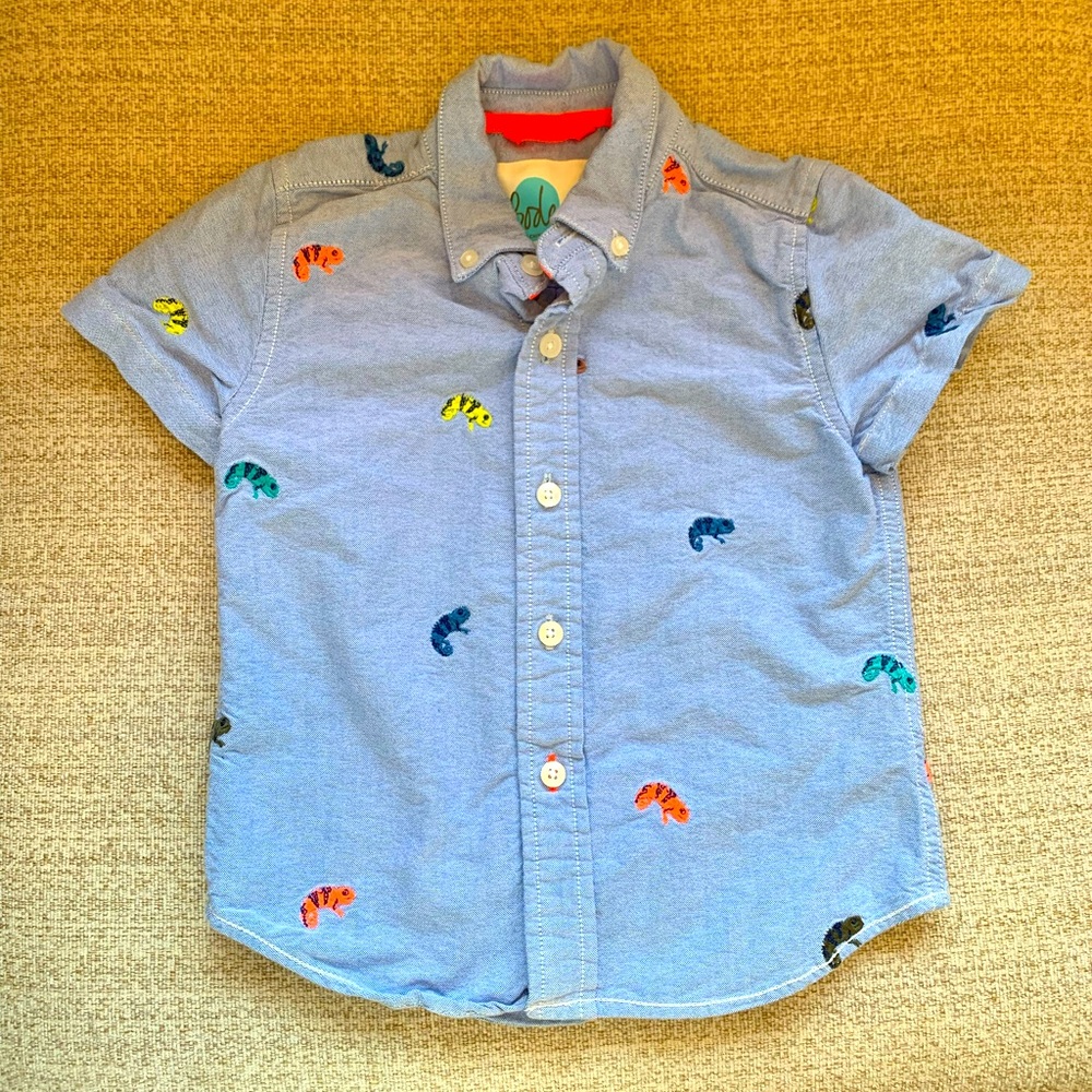 Boden boys Blue Button Down Shirt with Playful gecko print, size 4-5 Youth